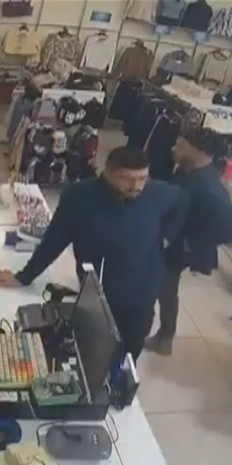 אחד הרוכשים. צילום מסך ממצלמת האבטחה