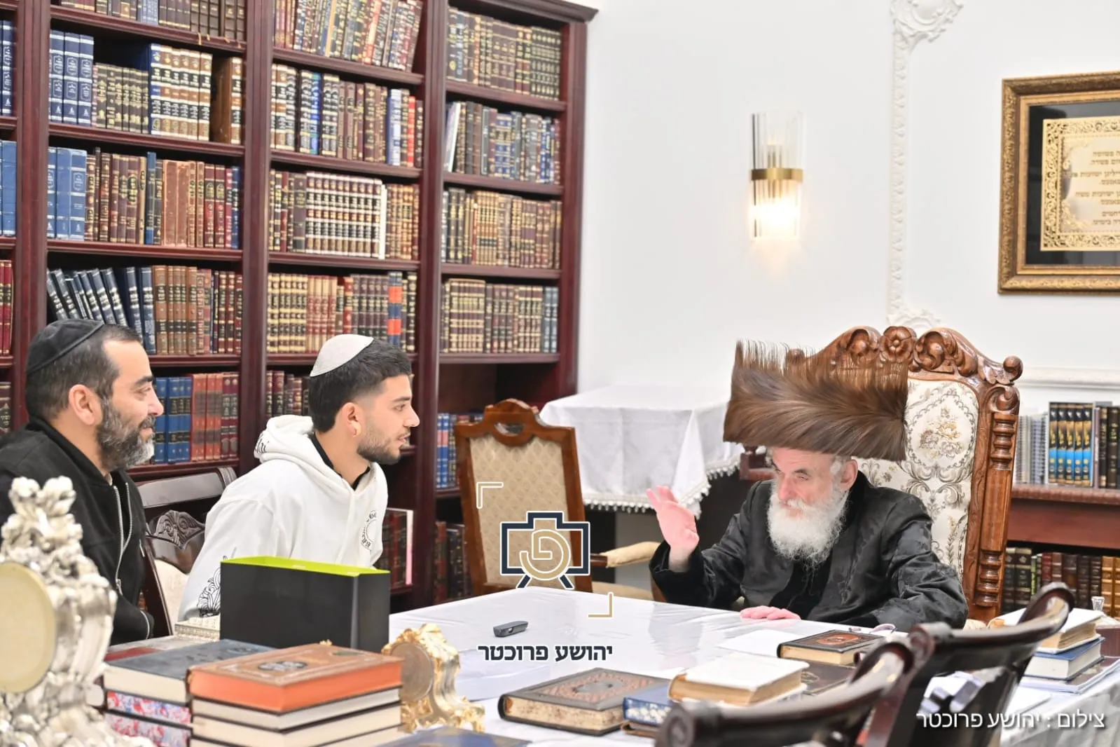 החטוף ששוחרר יוסף חיים אוחנה ביחידות אצל האדמו"ר מויז‘ניץ