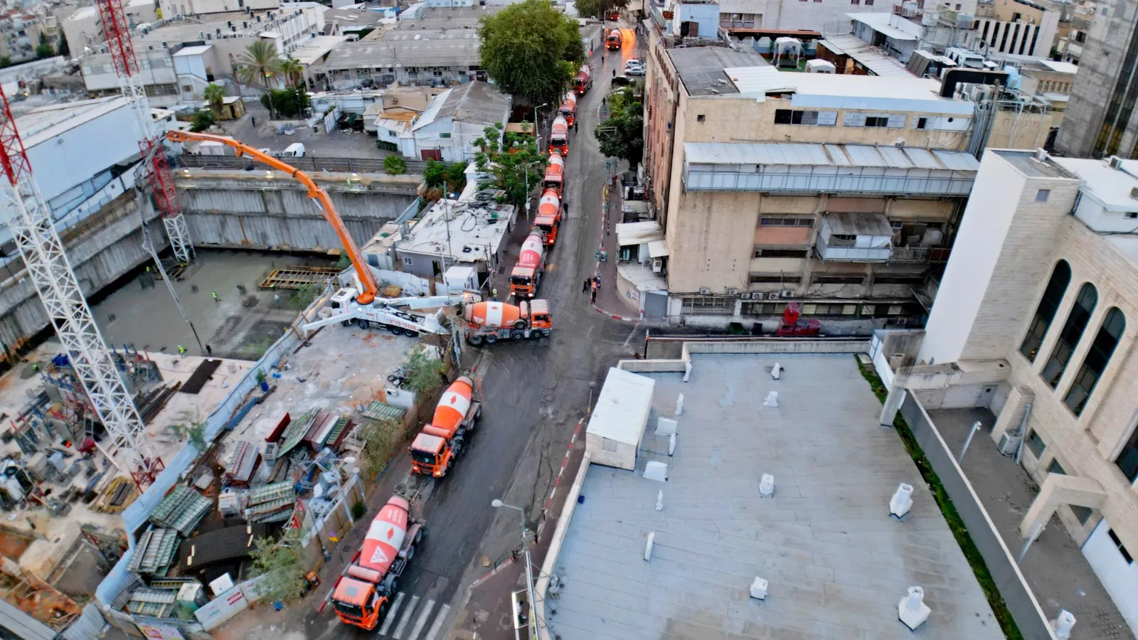 משאיות הבטון ליד בית המדרש ויזניץ