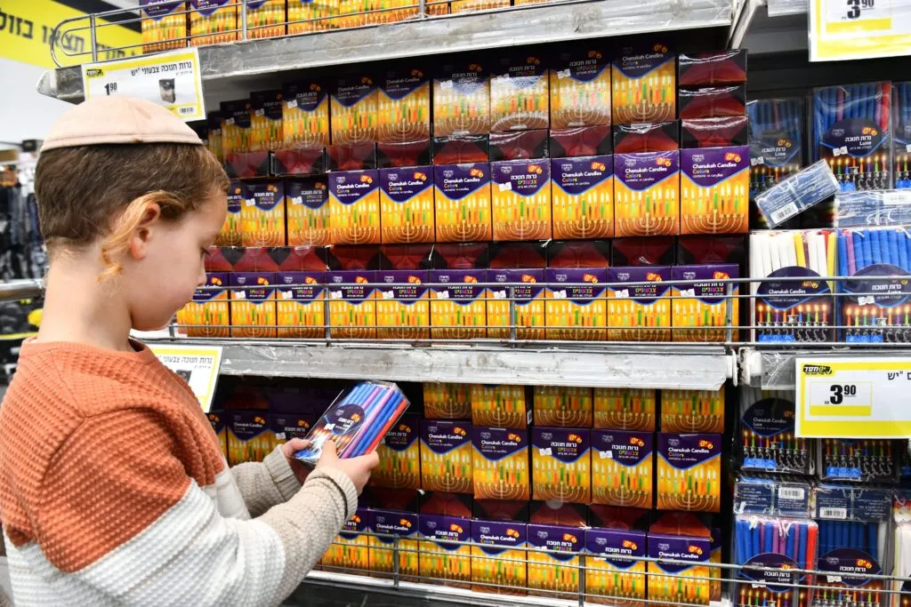 רוכשים חנוכיות לחנוכה