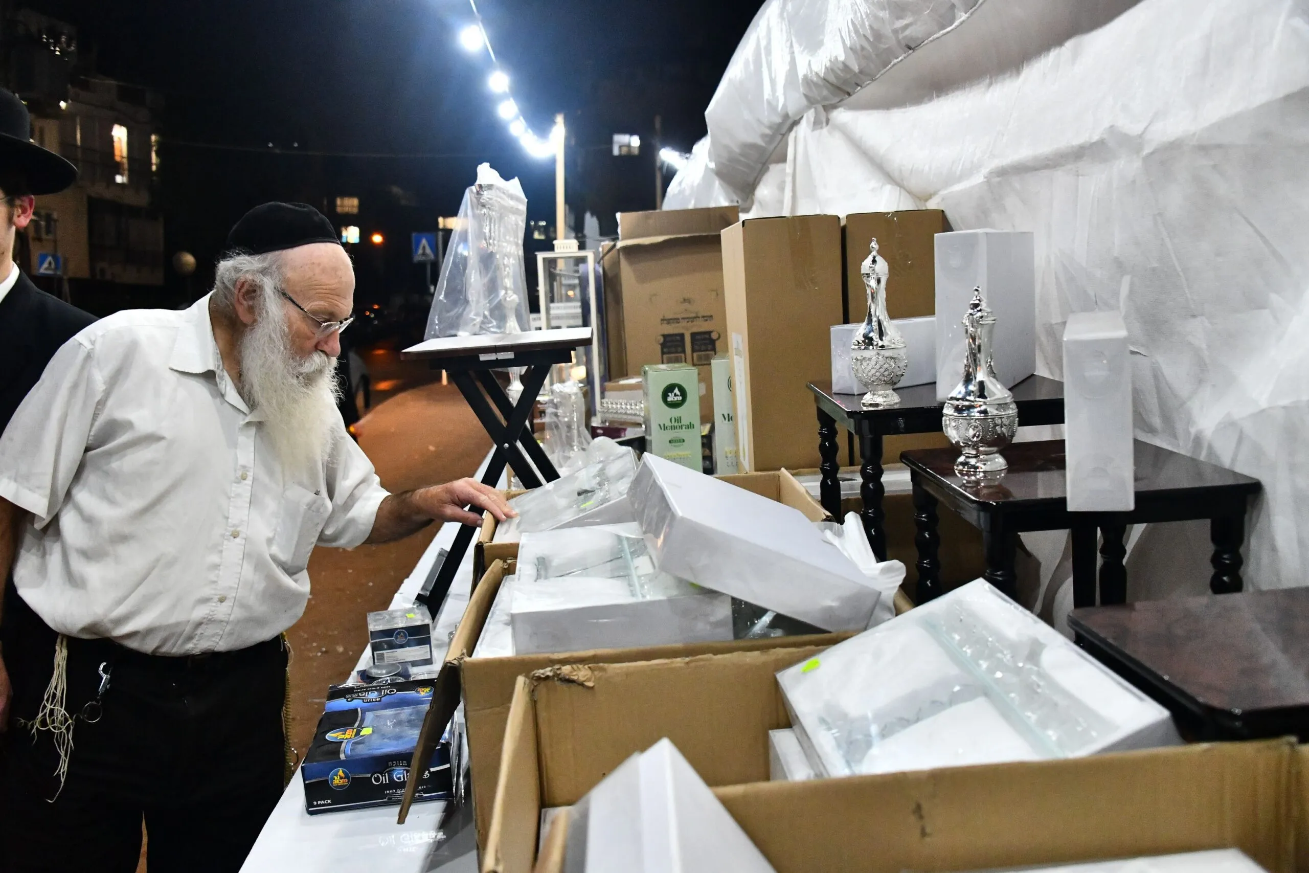 רוכשים חנוכיות לקראת חנוכה