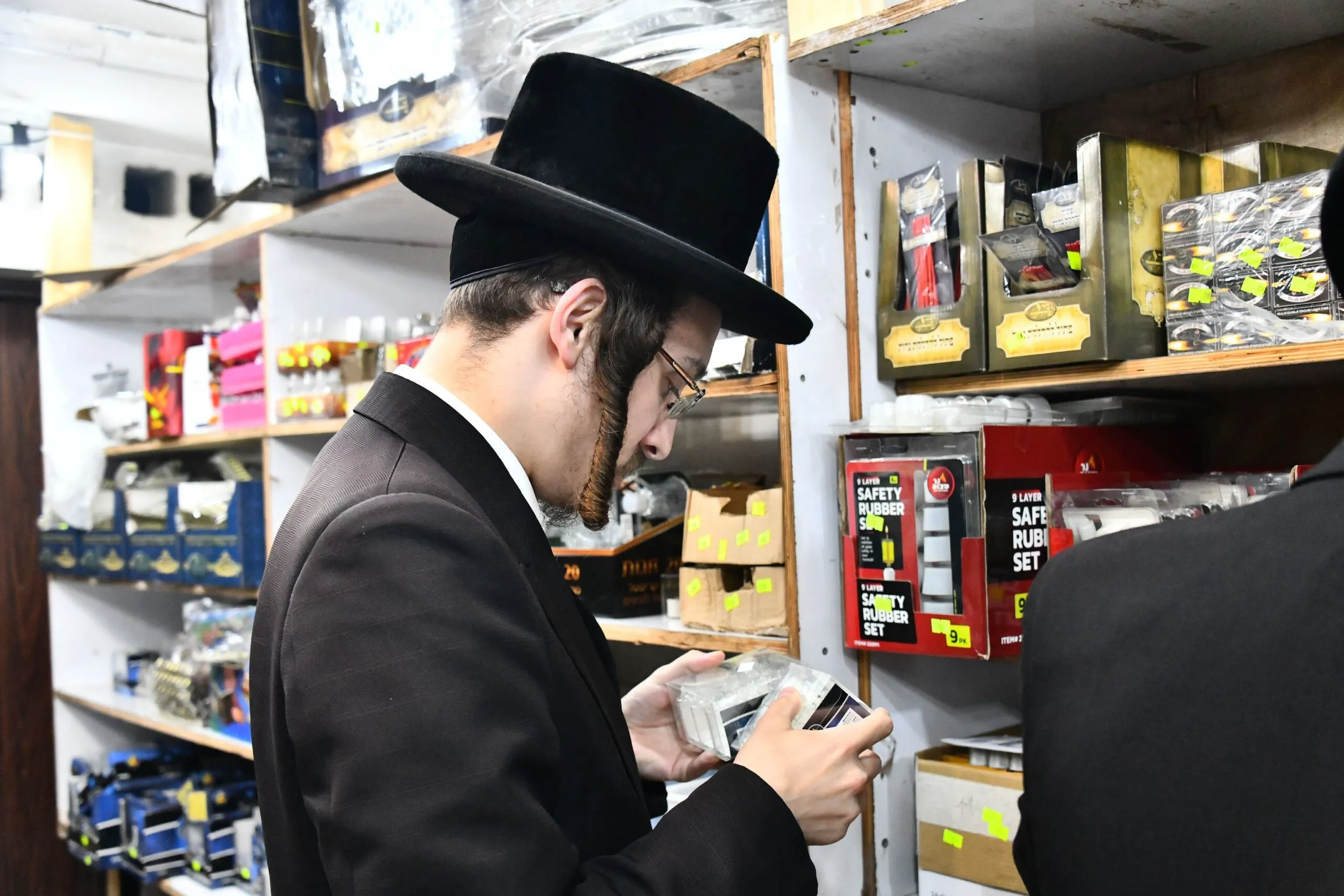 רוכשים חנוכיות לקראת חנוכה