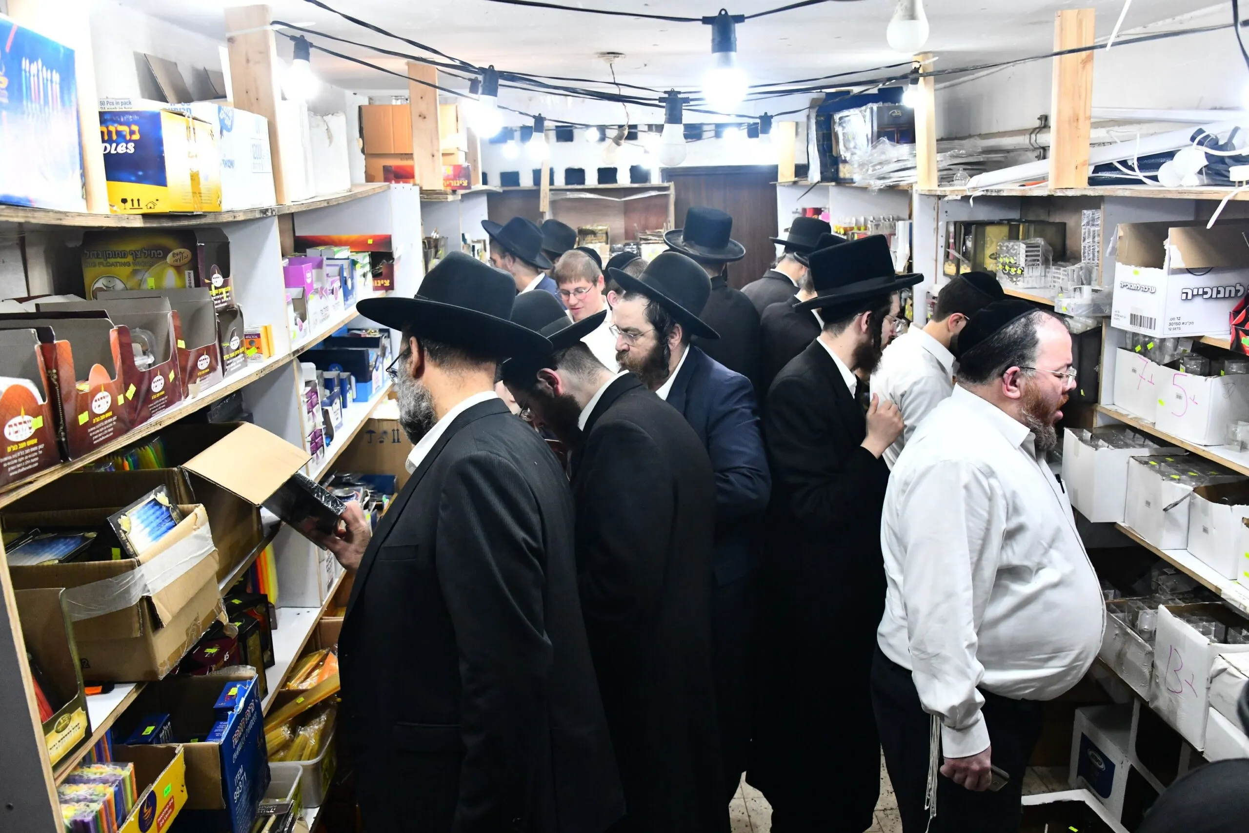 רוכשים חנוכיות לקראת חנוכה