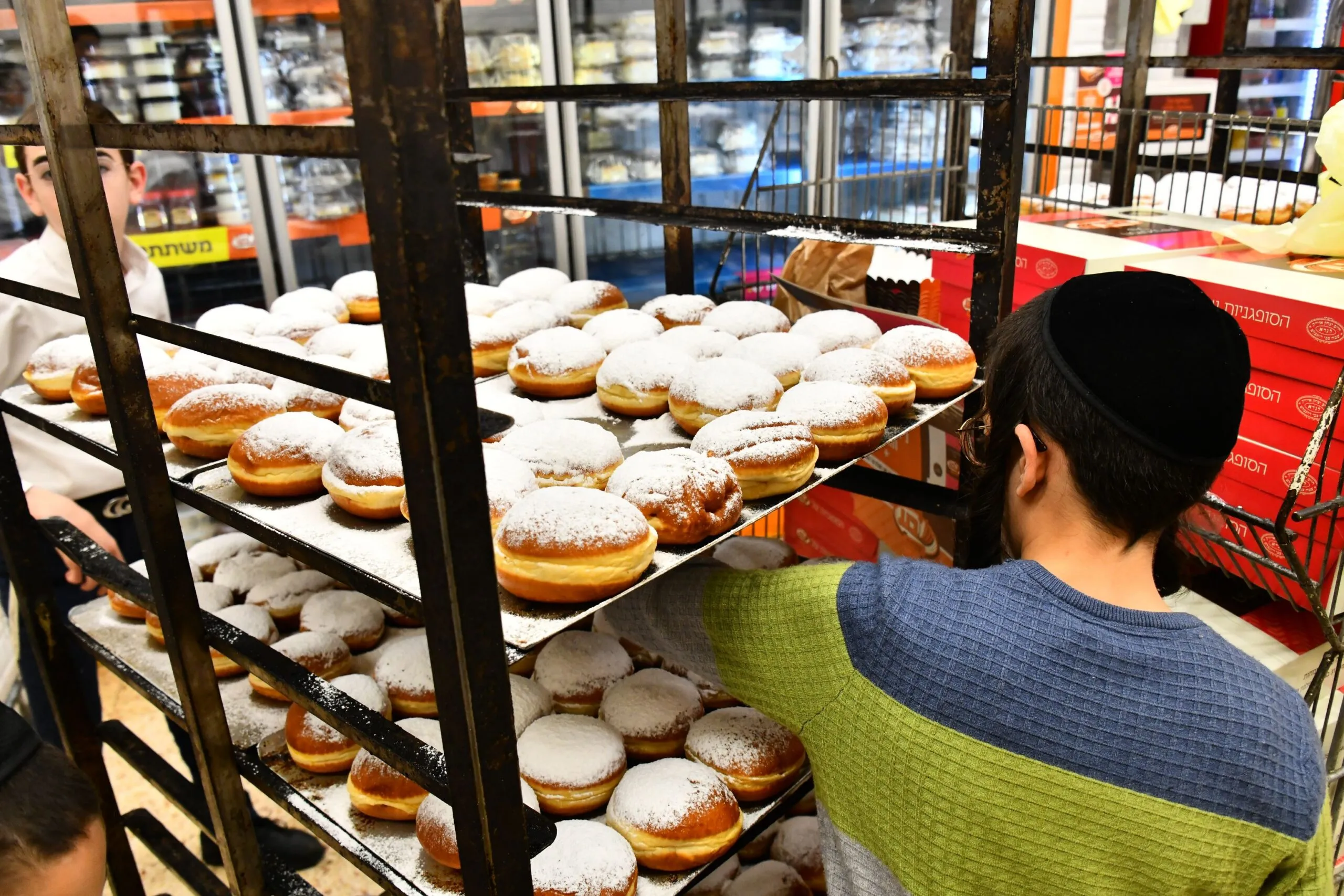 רוכשים חנוכיות לקראת חנוכה