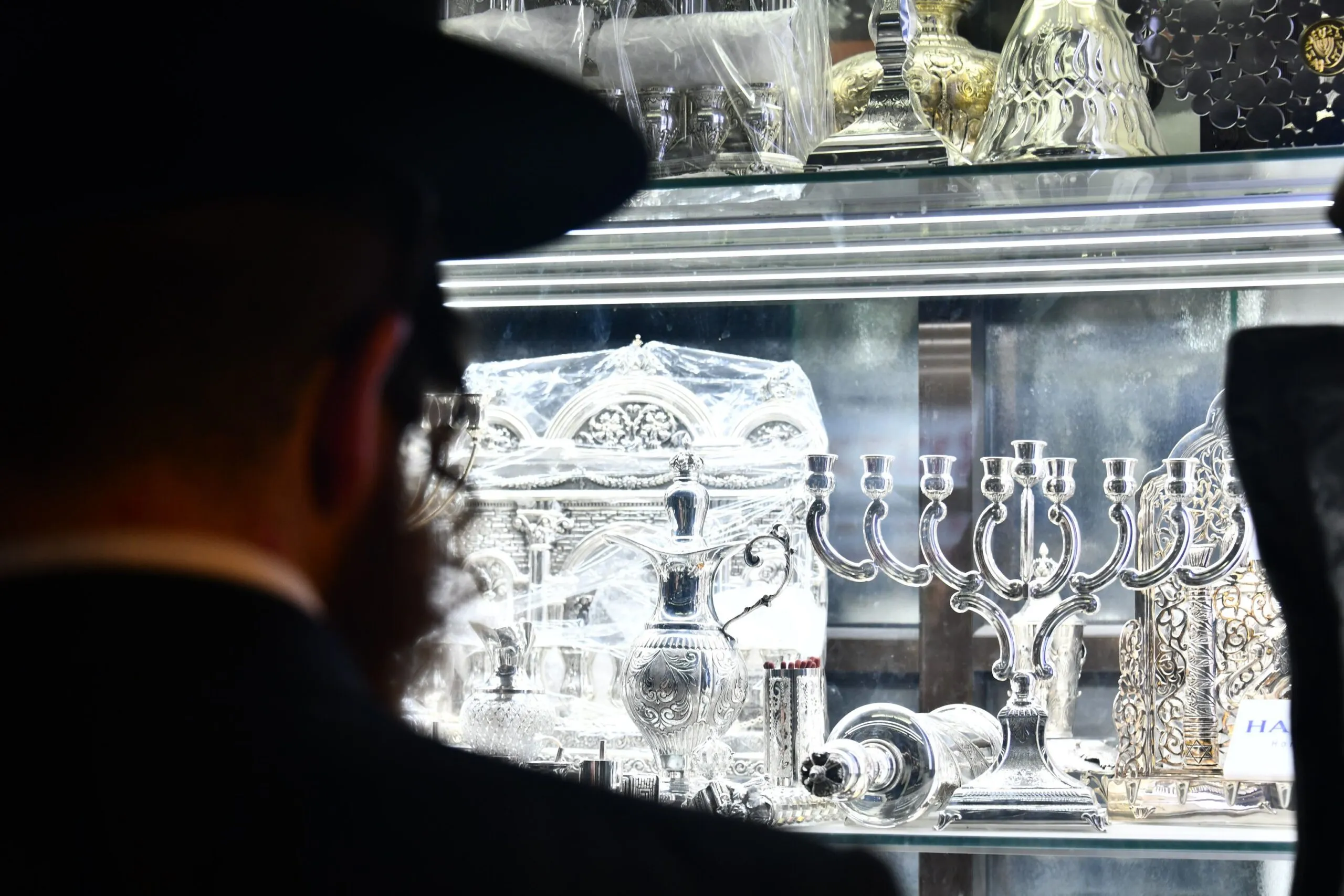 רוכשים חנוכיות לקראת חנוכה