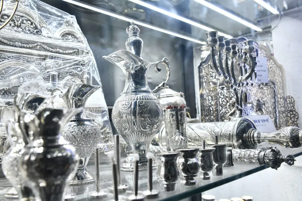 רוכשים חנוכיות לקראת חנוכה