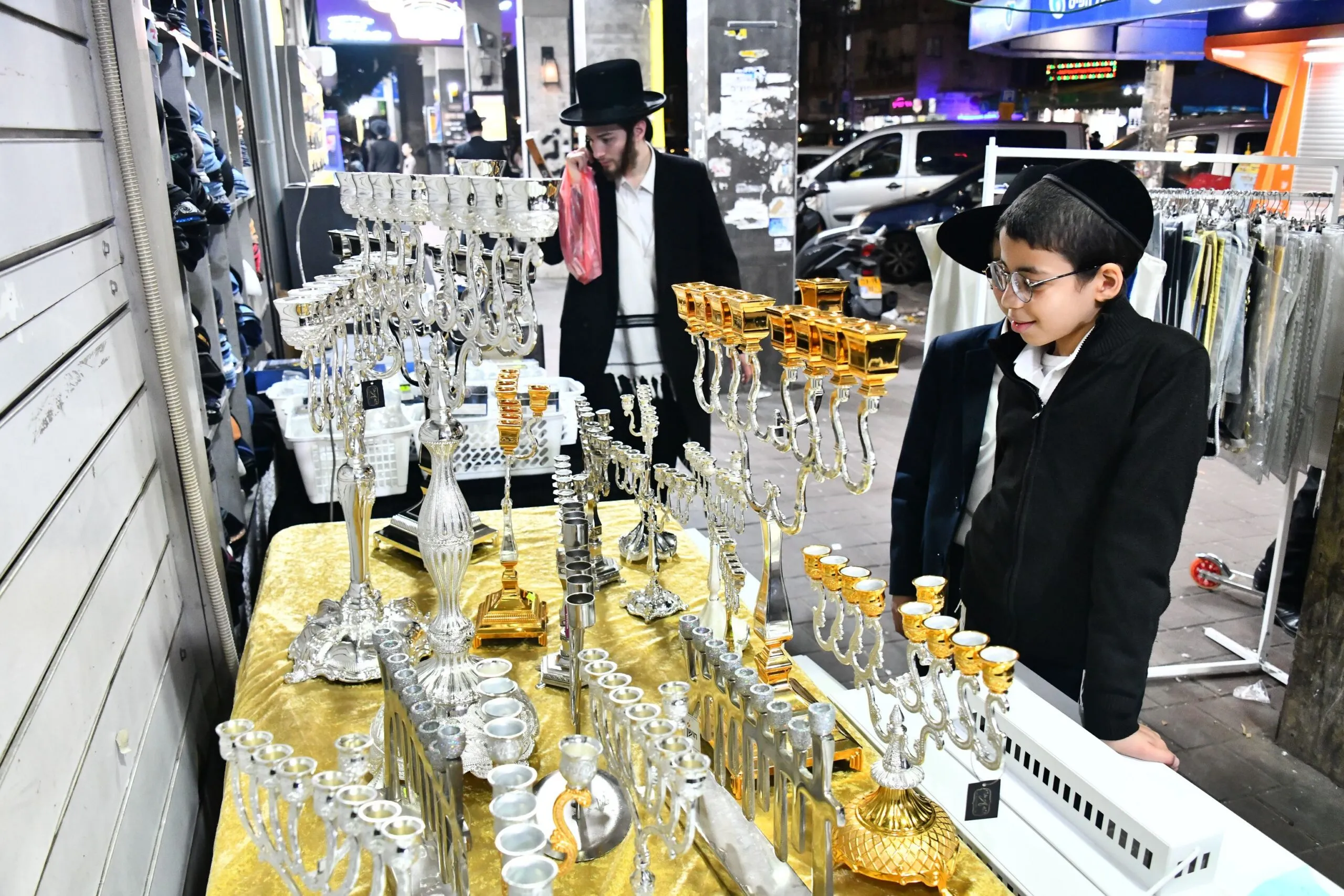 רוכשים חנוכיות לקראת חנוכה