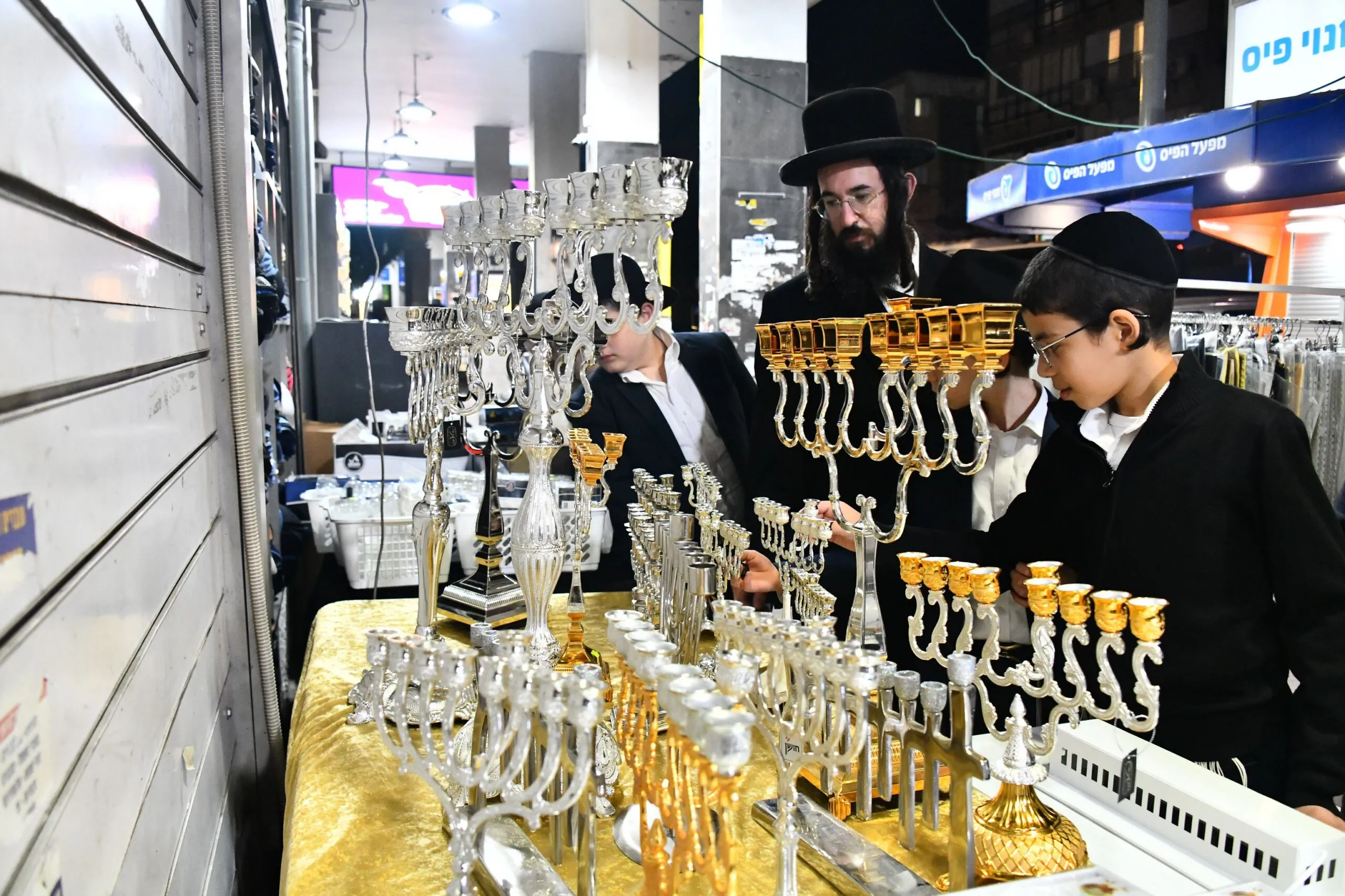רוכשים חנוכיות לקראת חנוכה
