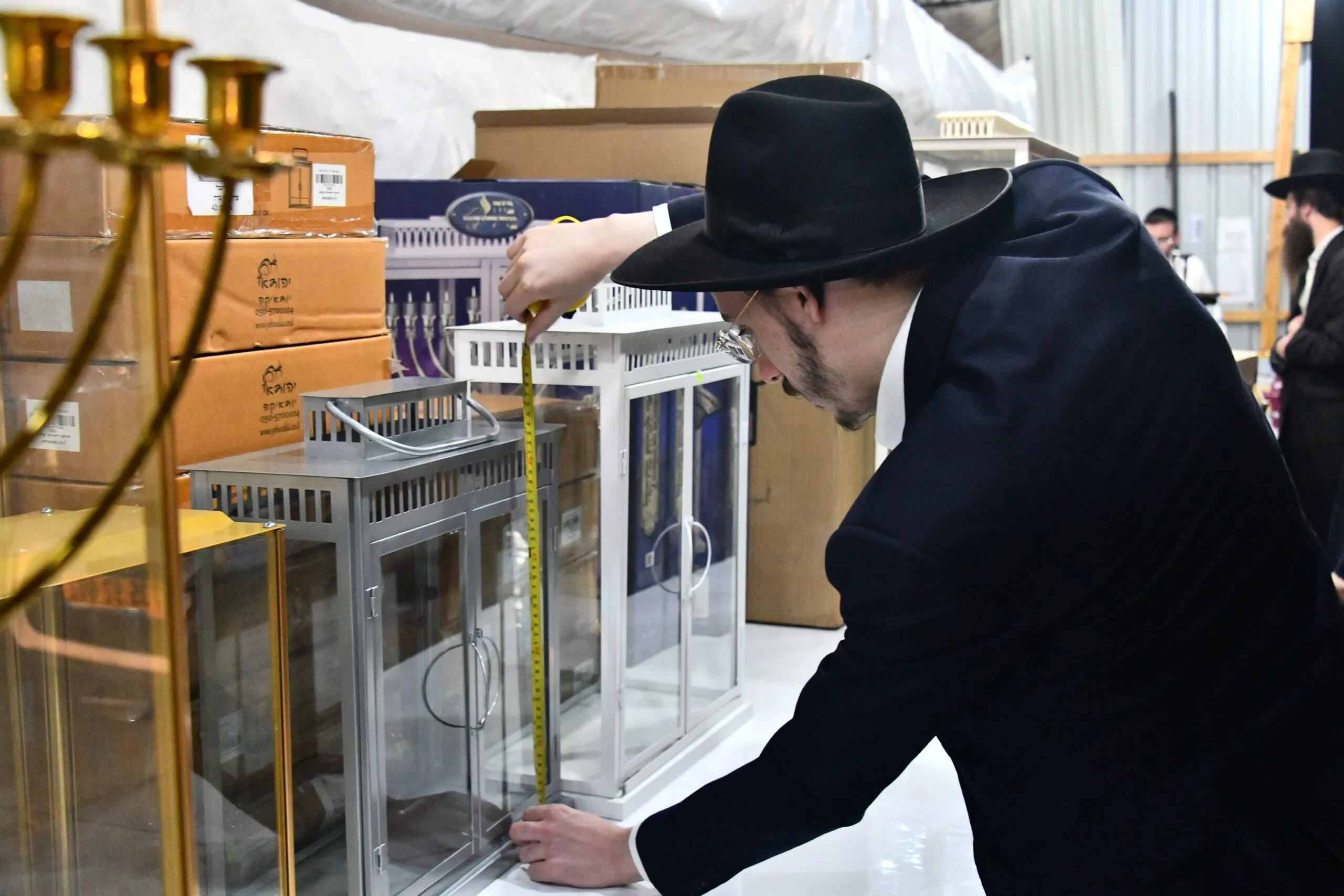 רוכשים חנוכיות לקראת חנוכה