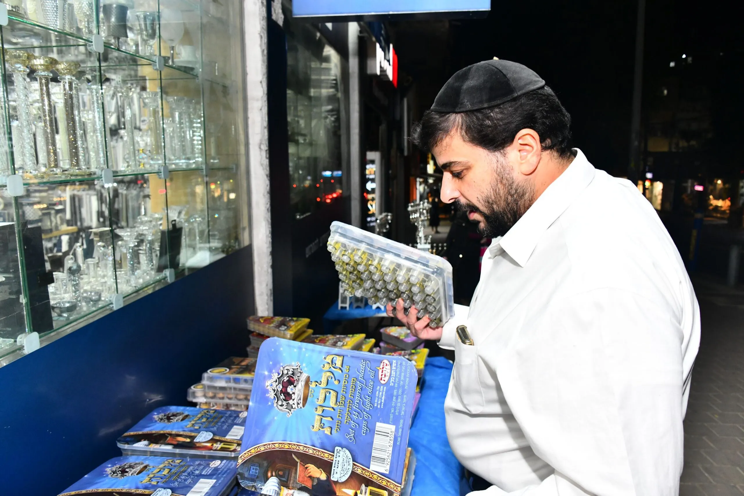 רוכשים חנוכיות לקראת חנוכה