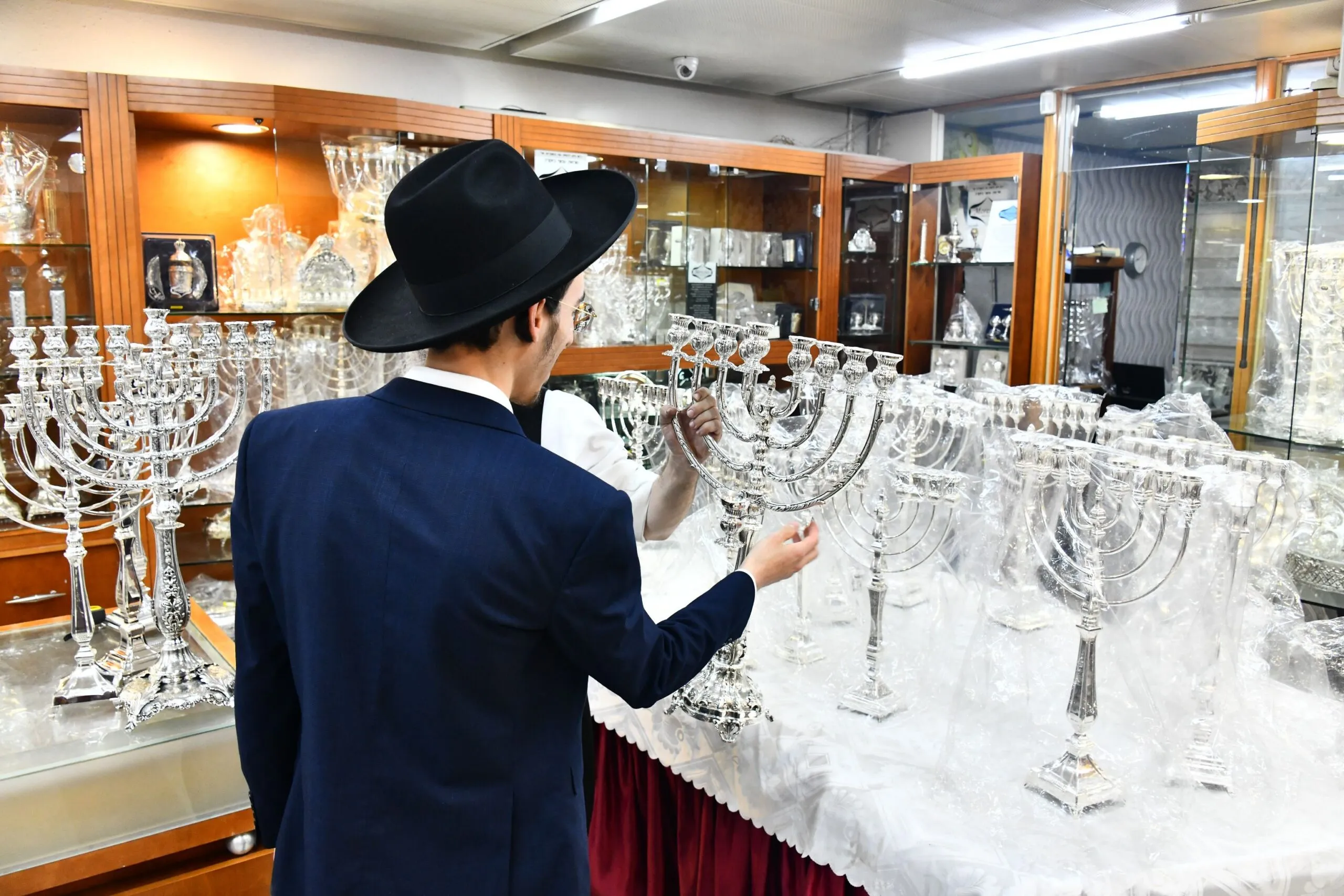 רוכשים חנוכיות לקראת חנוכה