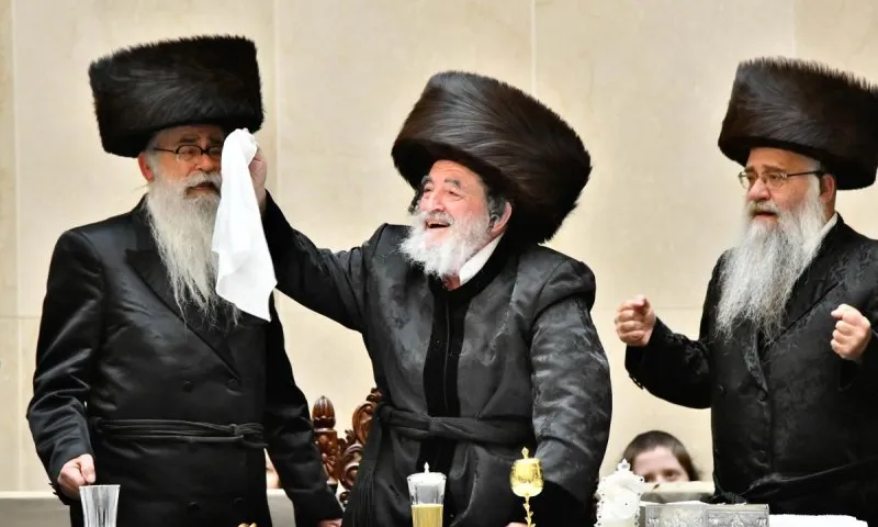 האדמו"ר מויזניץ ברגעי שמחה בפארשפיל