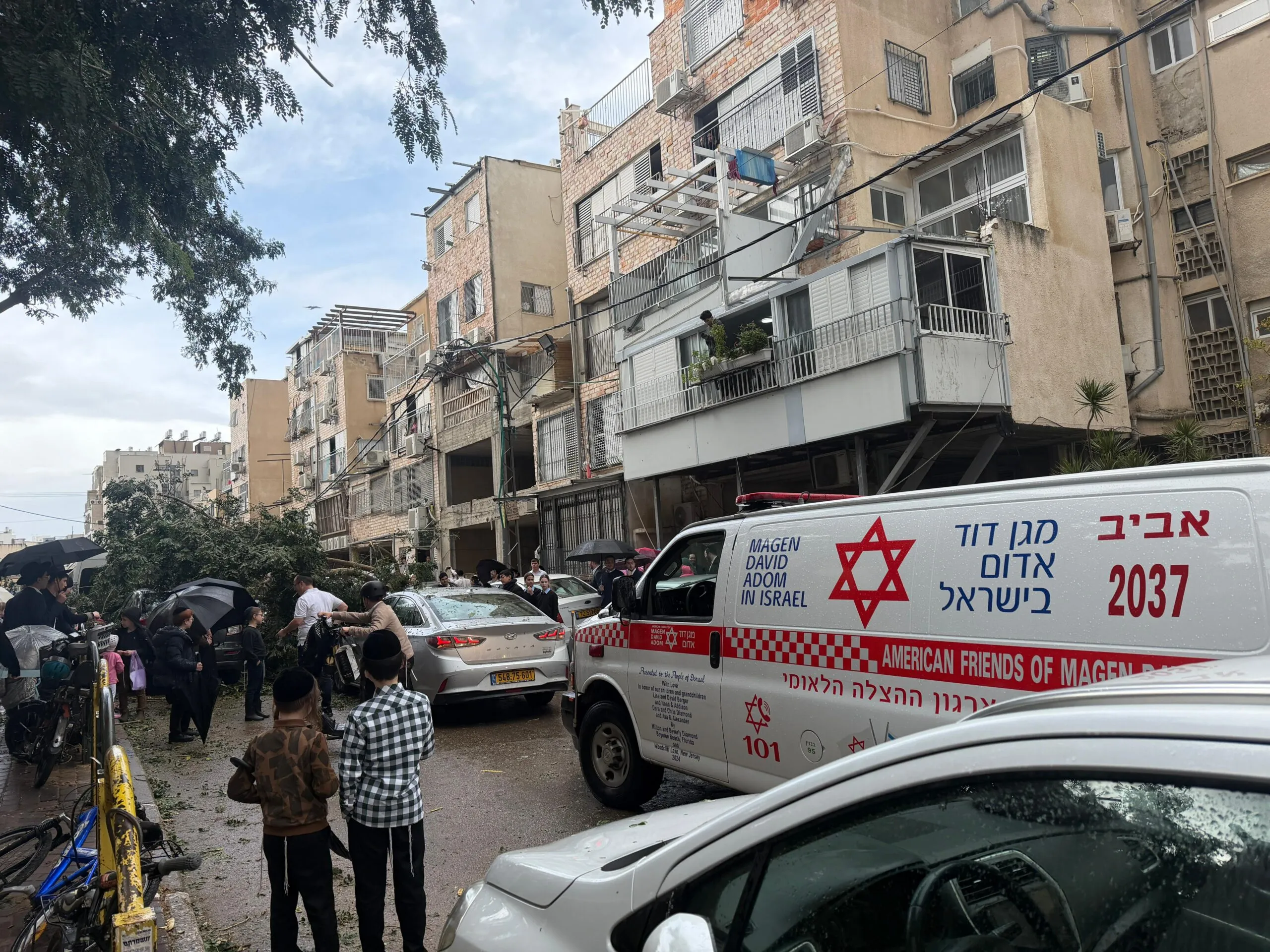 הנזקים שגרמה קריסת העץ. ב”ה ללא נפגעים