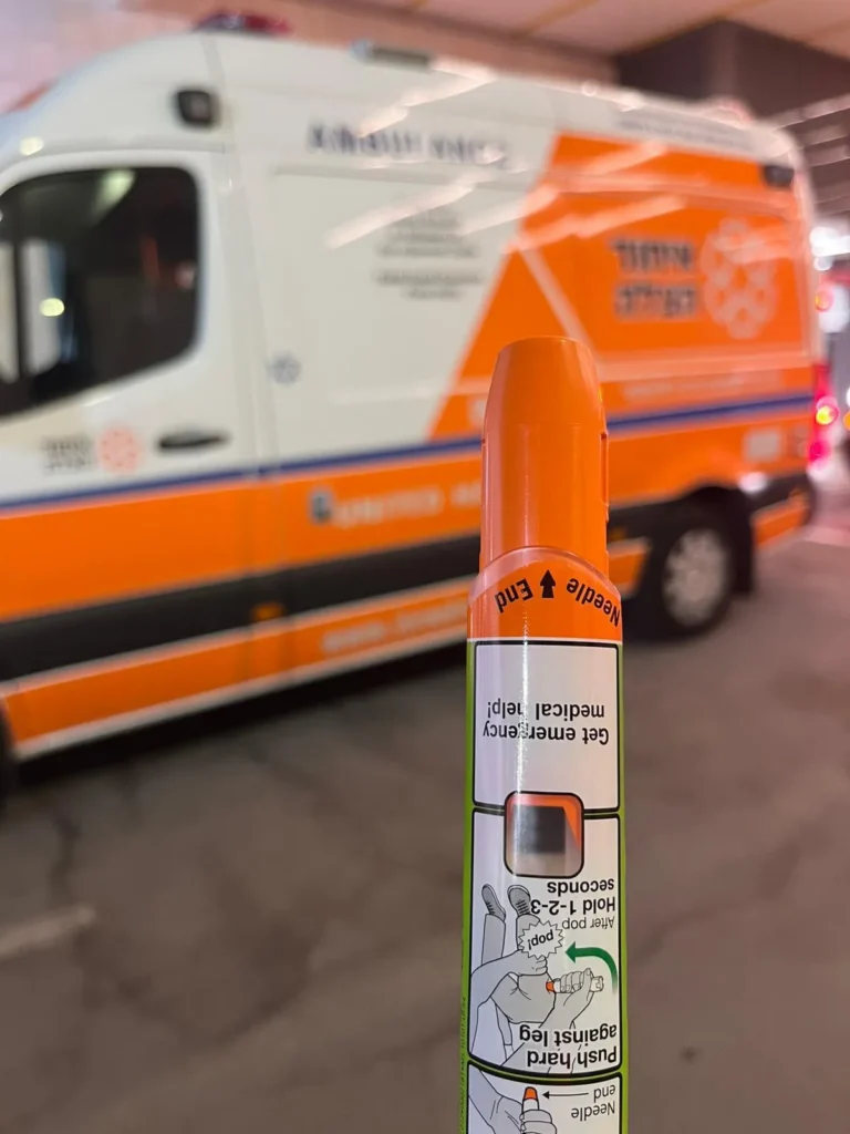 המזרק ותיק ההצלה של המתנדב