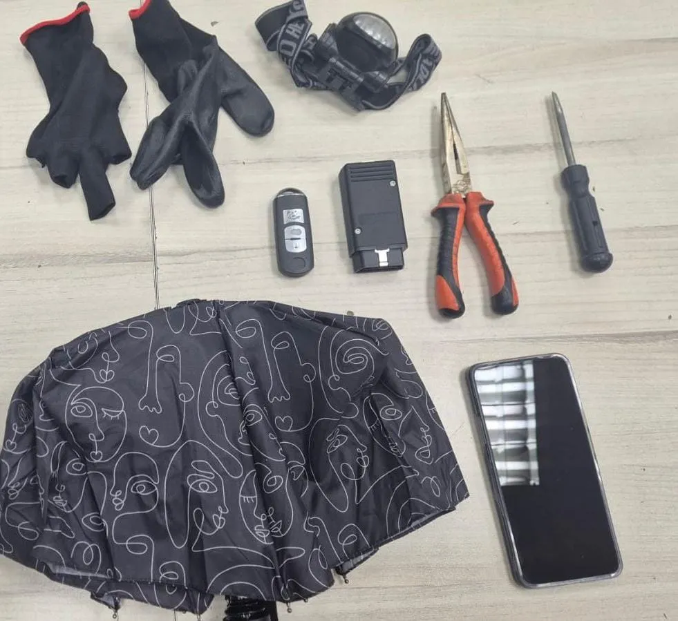 כלי פריצה שנתפסו אצל החשוד