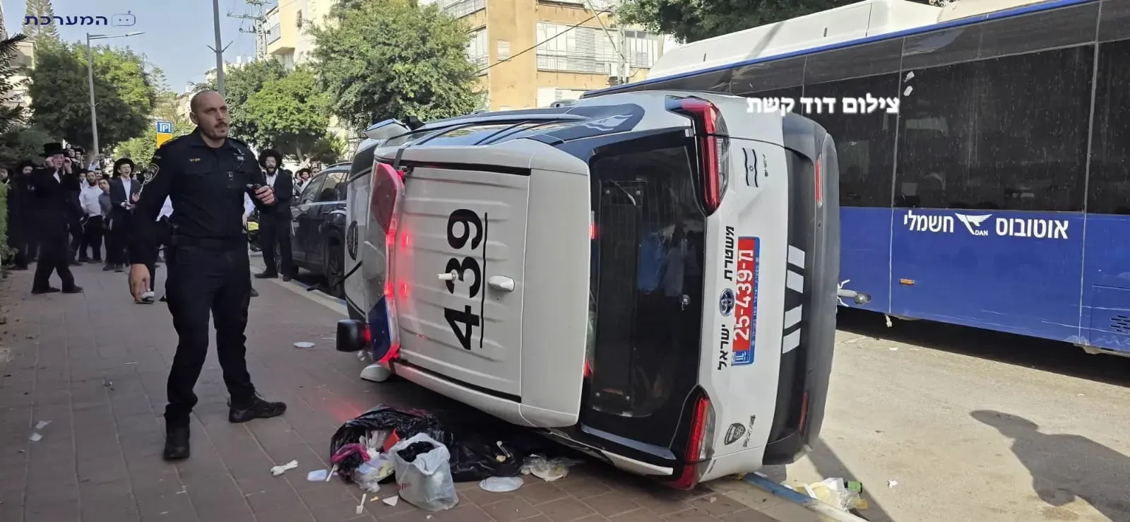 ניידת משטרה נהפכה בלב בני ברק; חולצו שתי חיילות שהותקפו