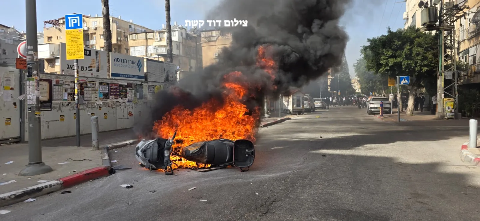 המהומות מתפתחות: מפגינים שרפו אופנוע משטרתי