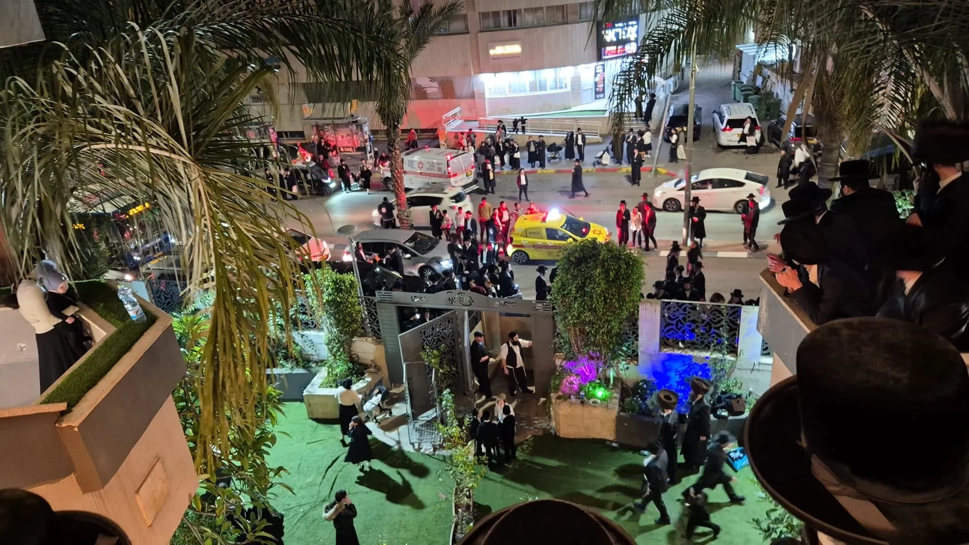 מהומה קלה מחוץ לאולם