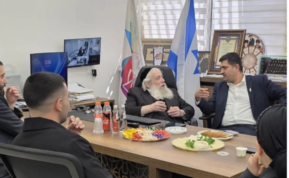 הפגישה בלשכת ראש העיר