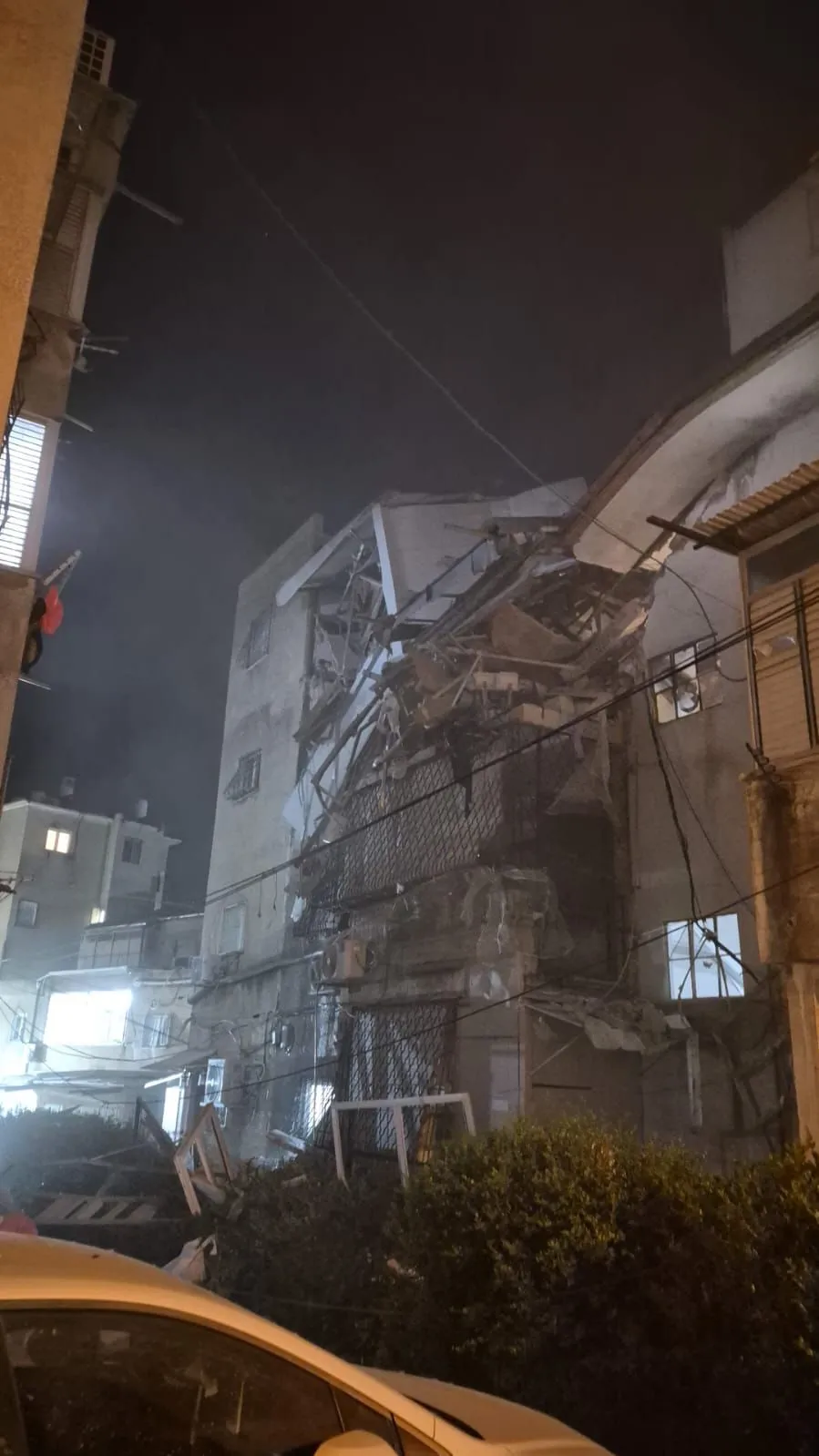 מטח כבד למרכז: פגיעה ישירה בבניין מגורים בבני ברק