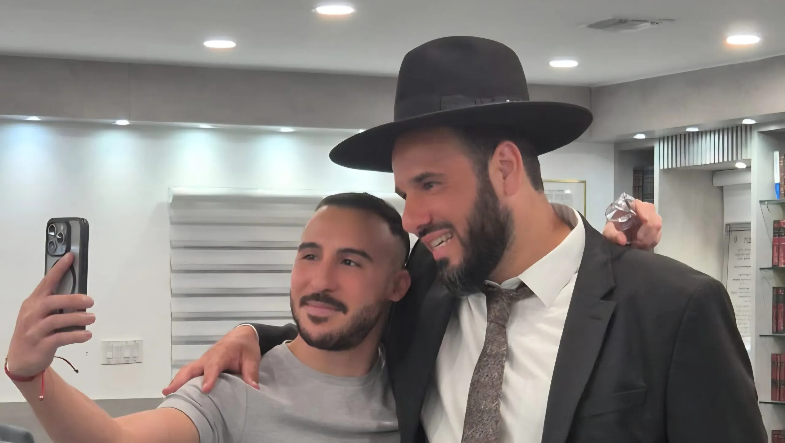 הרב דוד פריוף בסדרת שיעורים ותפילות למאות צעירים בצל המלחמה