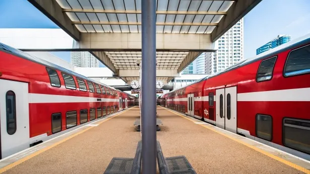 אלפי חרדים יישארו על הרציף? המלכודת של הרכבת לירושלים