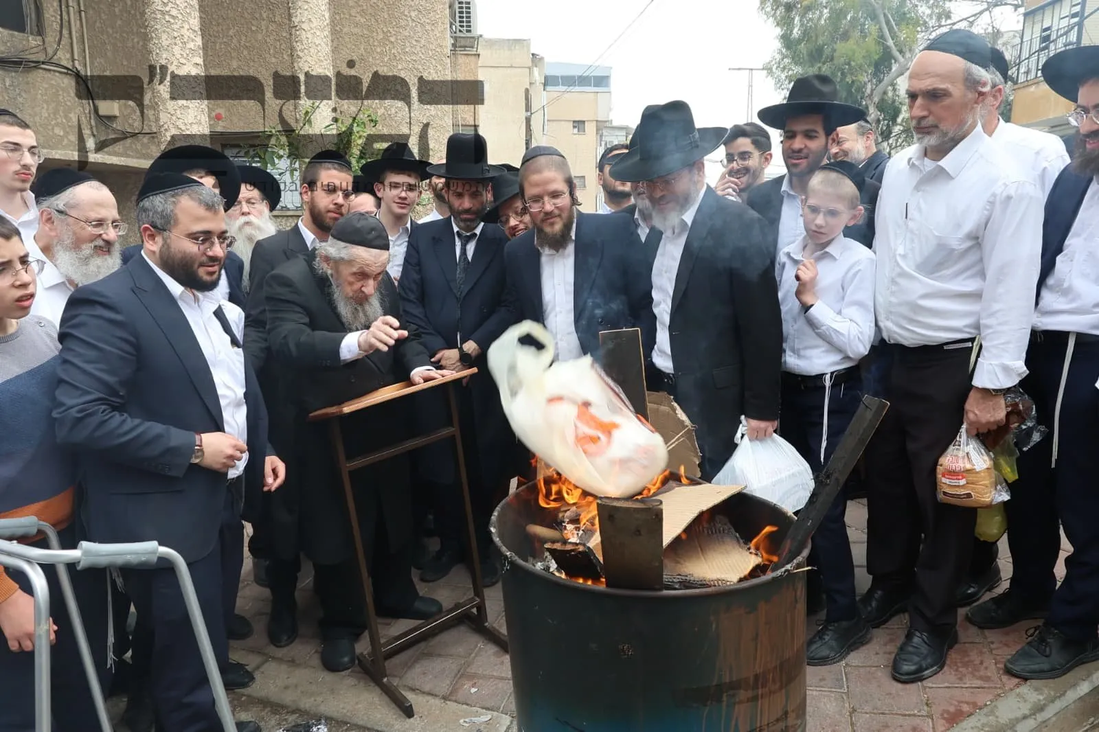 'עַרְבֵי פְסָחִים': מרן ראש הישיבה הגר"ד לנדו בשריפת חמץ
