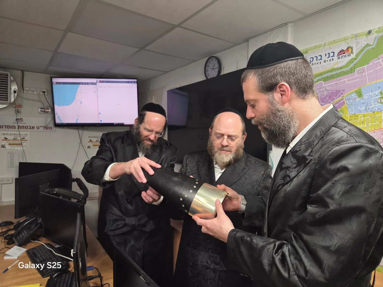 לאחר סיור בחמ"ל ופגישה עם הפיקוד הבכיר, יוצאים נציגי 'שלומי אמונים' בקריאה מיוחדת