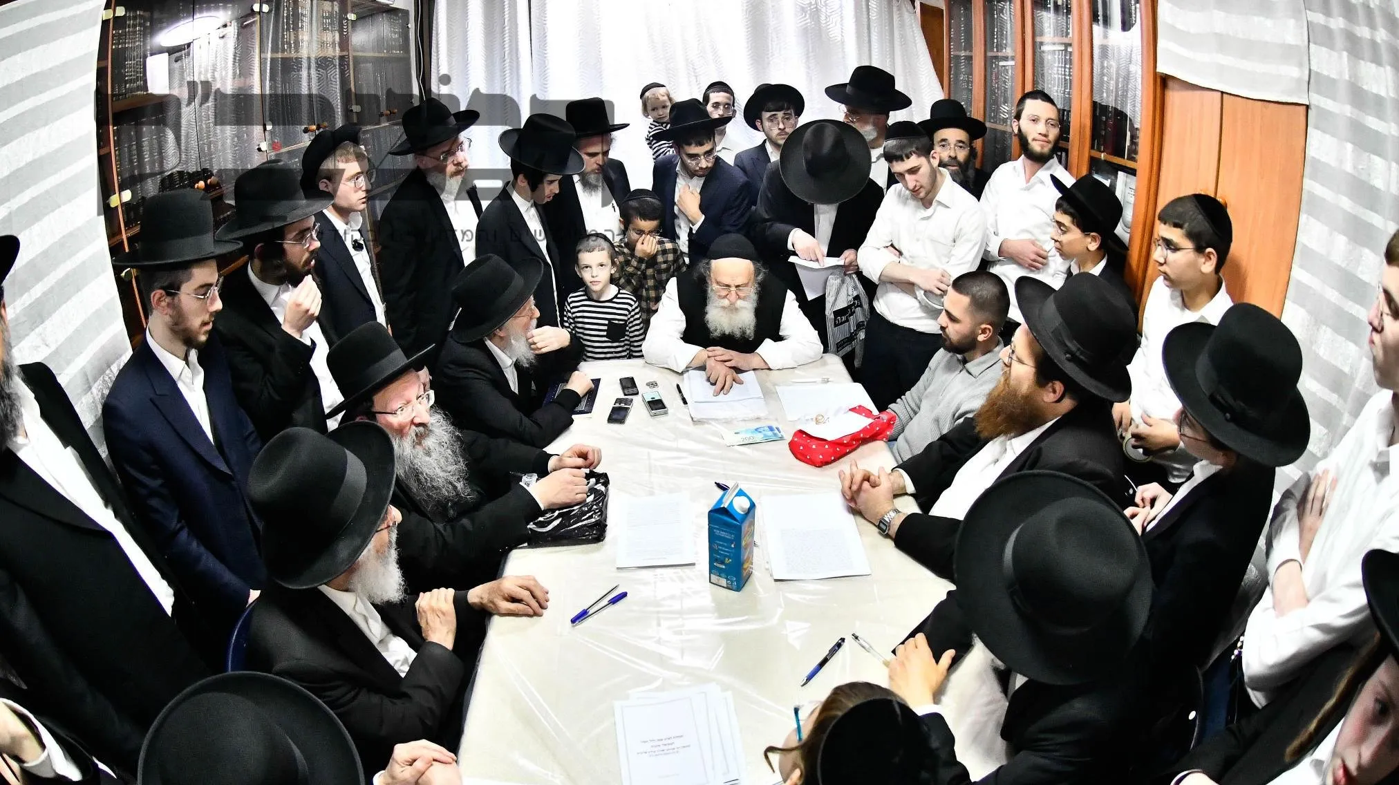 בני ברק I מכירת חמץ בבית דין של הרב קרליץ בראשות הרב שריאל רוזנברג