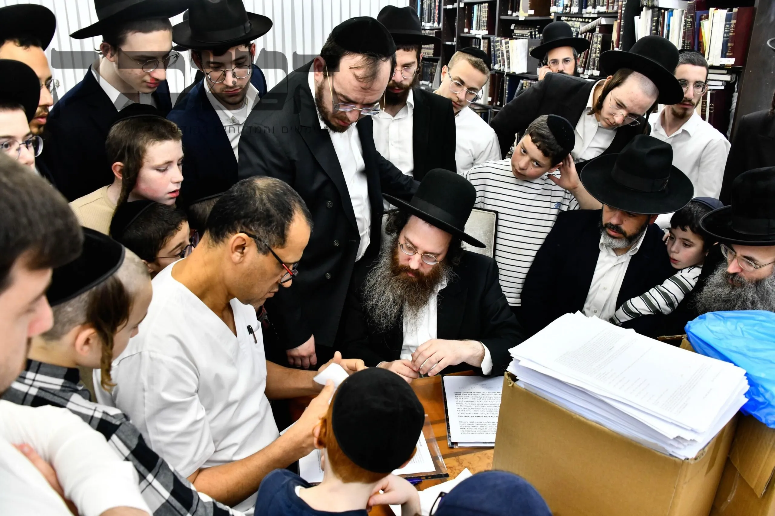 מכירת חמץ לגוי ע"י הגאון הגדול רבי עמרם פריד בבני ברק I תיעוד