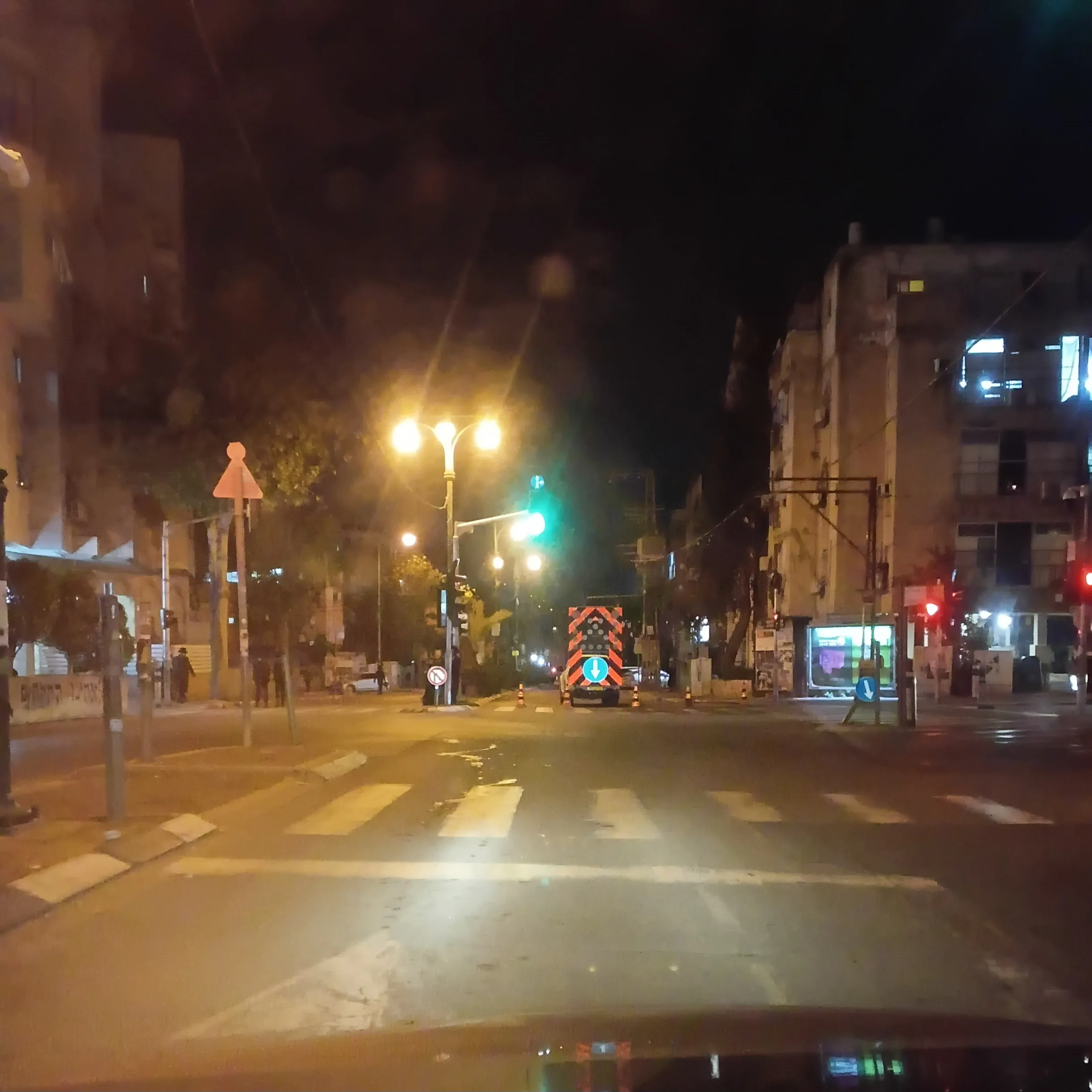 בלב בני ברק: איבדה שליטה על הרכב והתנגשה בעמוד תאורה