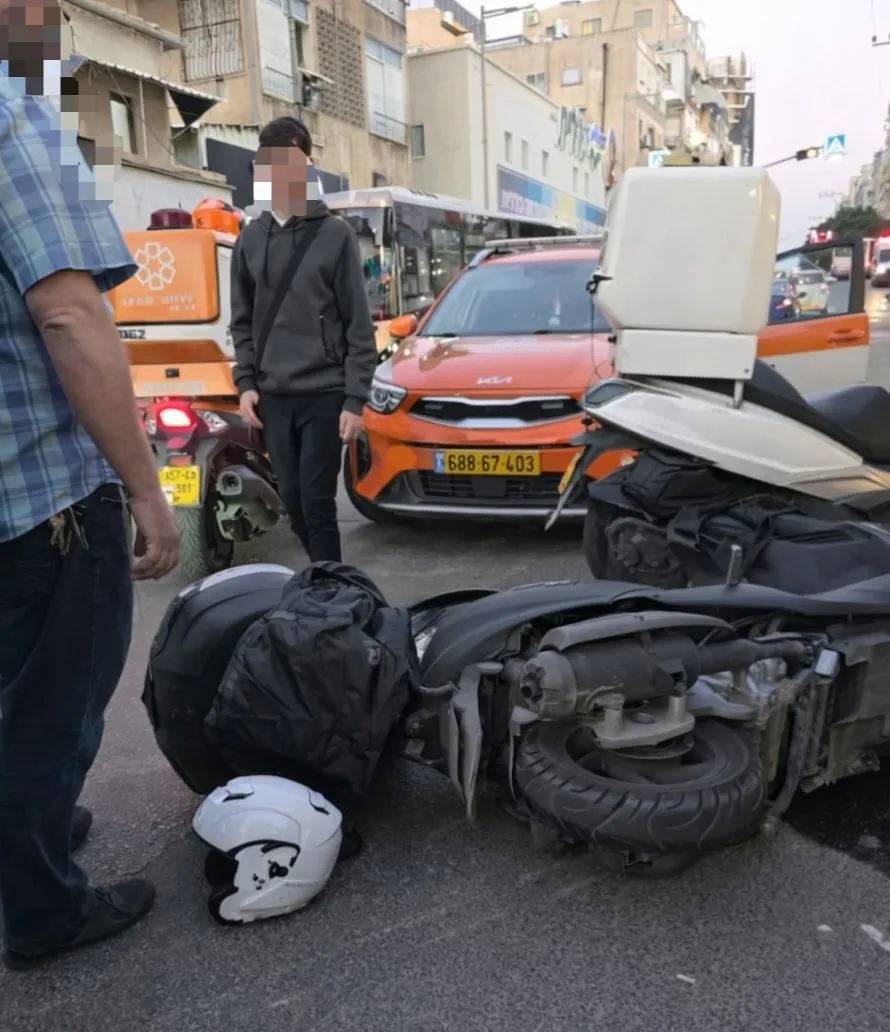 פגיעת רכב בקטנוע • שניים נפצעו