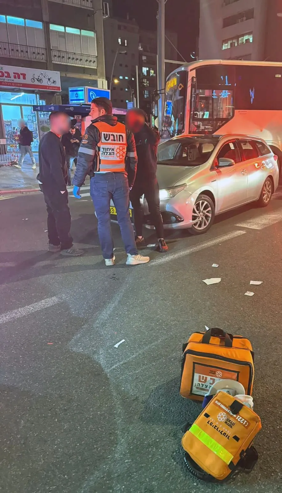 תאונה בלב העיר המרכזי : פצוע עם חבלת ראש מפגיעת רכב
