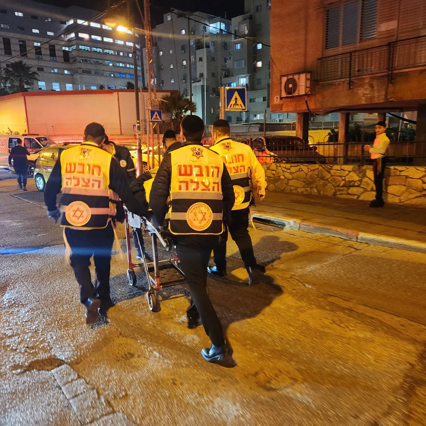סכנת הבורות בכביש: בן 69 נפצע בינוני לאחר שהחליק עם אופניו