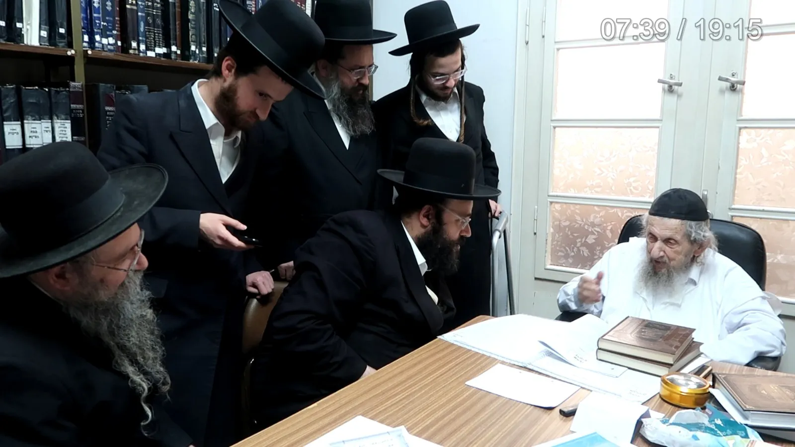 הגרי"מ אלתר הגיש ספריו לראש הישיבה הגר"ד לנדו: "ניכר העמל"