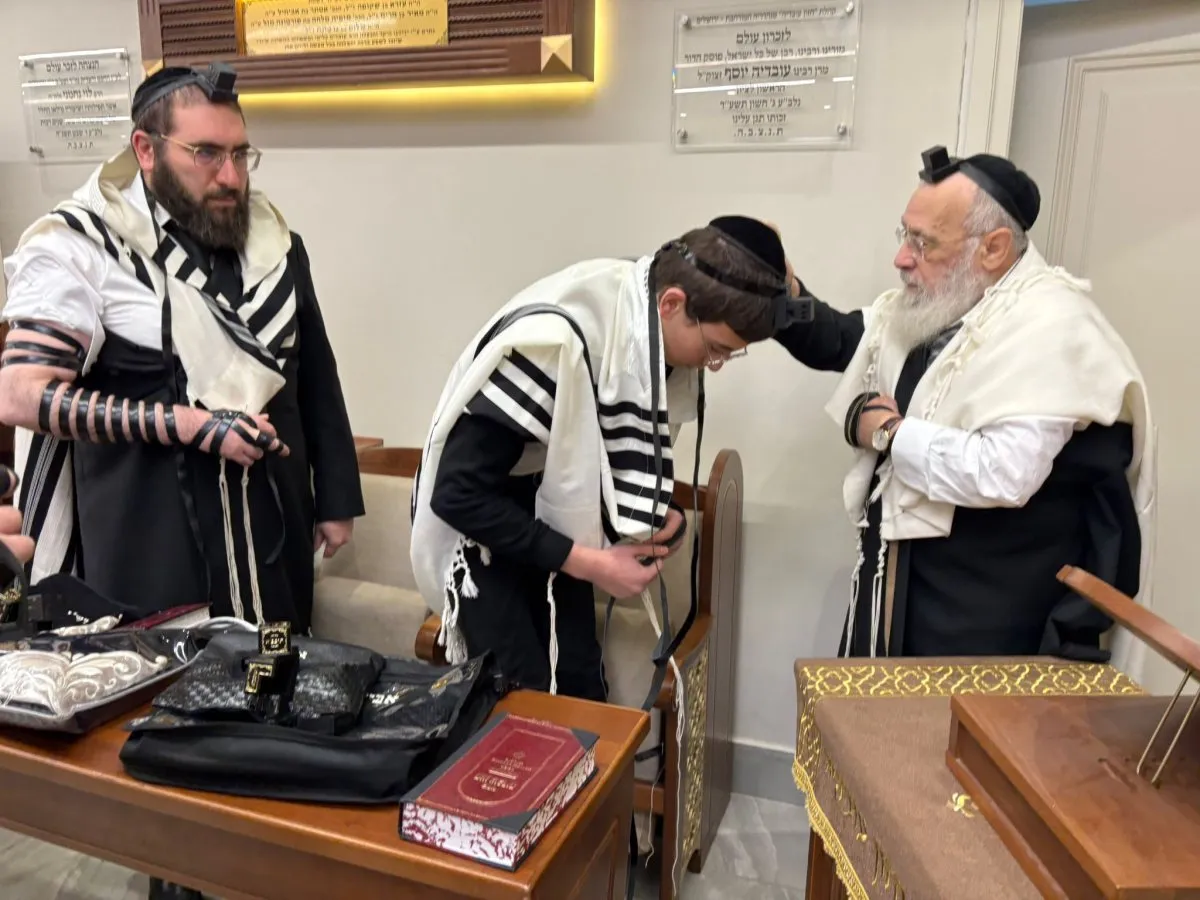 דמעות של שמחה ותפילין של תקווה: הרב אביגדור חיות הניח תפילין לבנו אצל מרן הראשל"צ