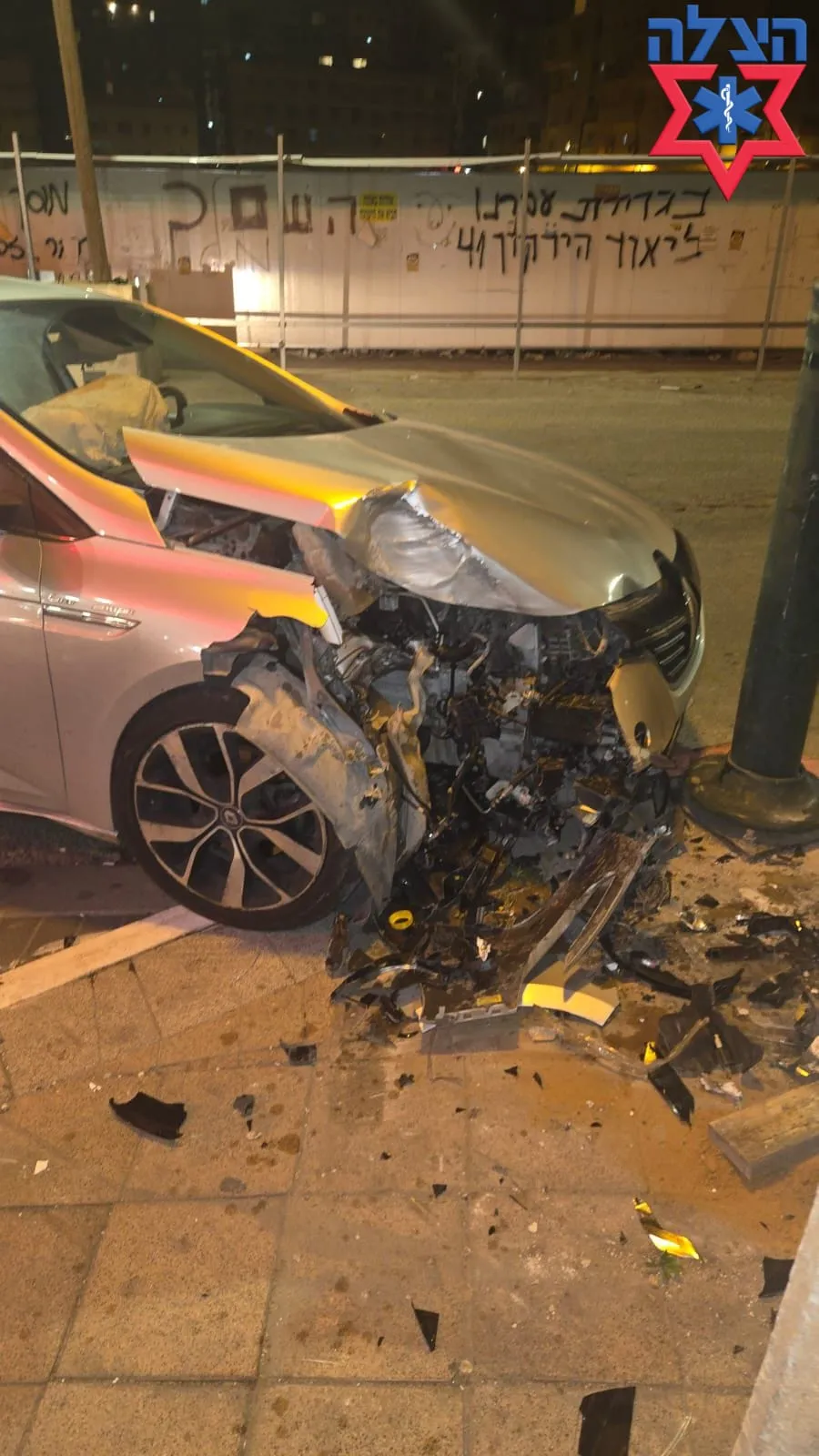 נהג התנגש בעמוד ברזל ופונה במצב בינוני לתל השומר