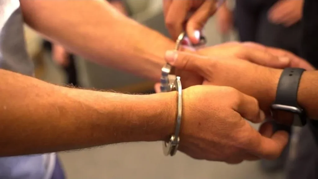 אזיקים • אילוסטרציה