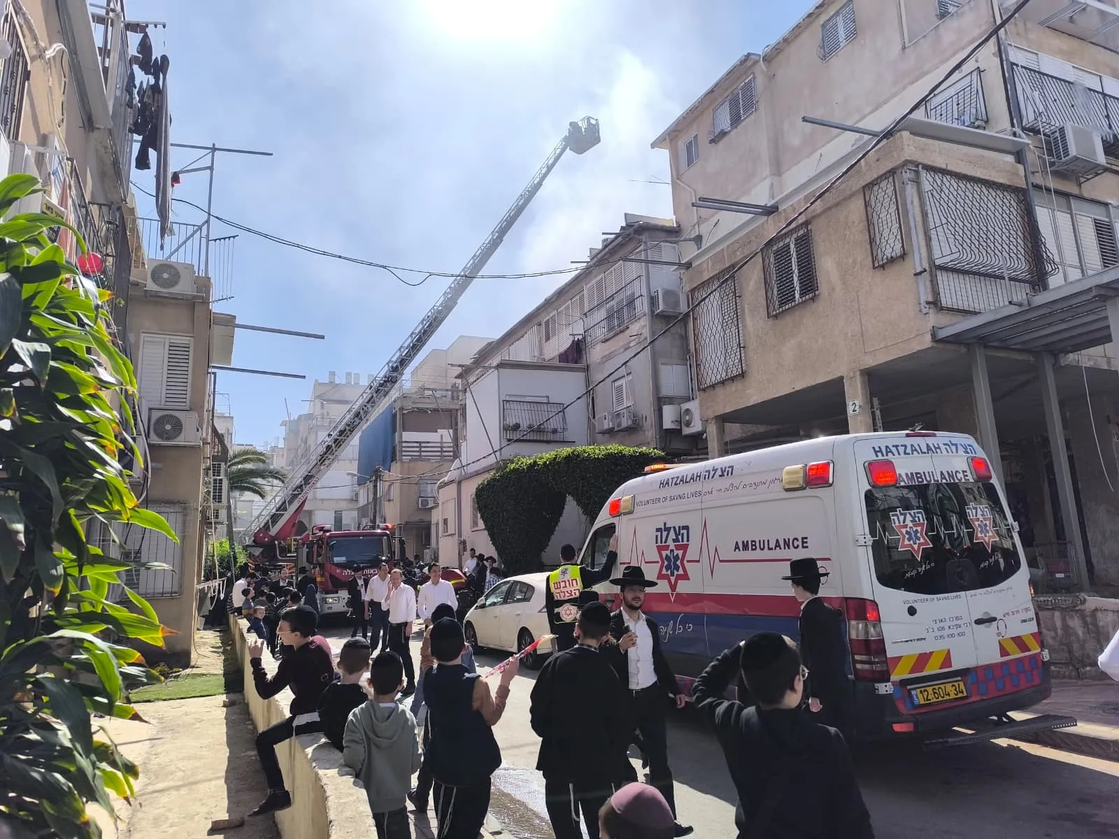 דרמה ברחוב השלושה: תינוקות חולצו מתוך בניין בוער