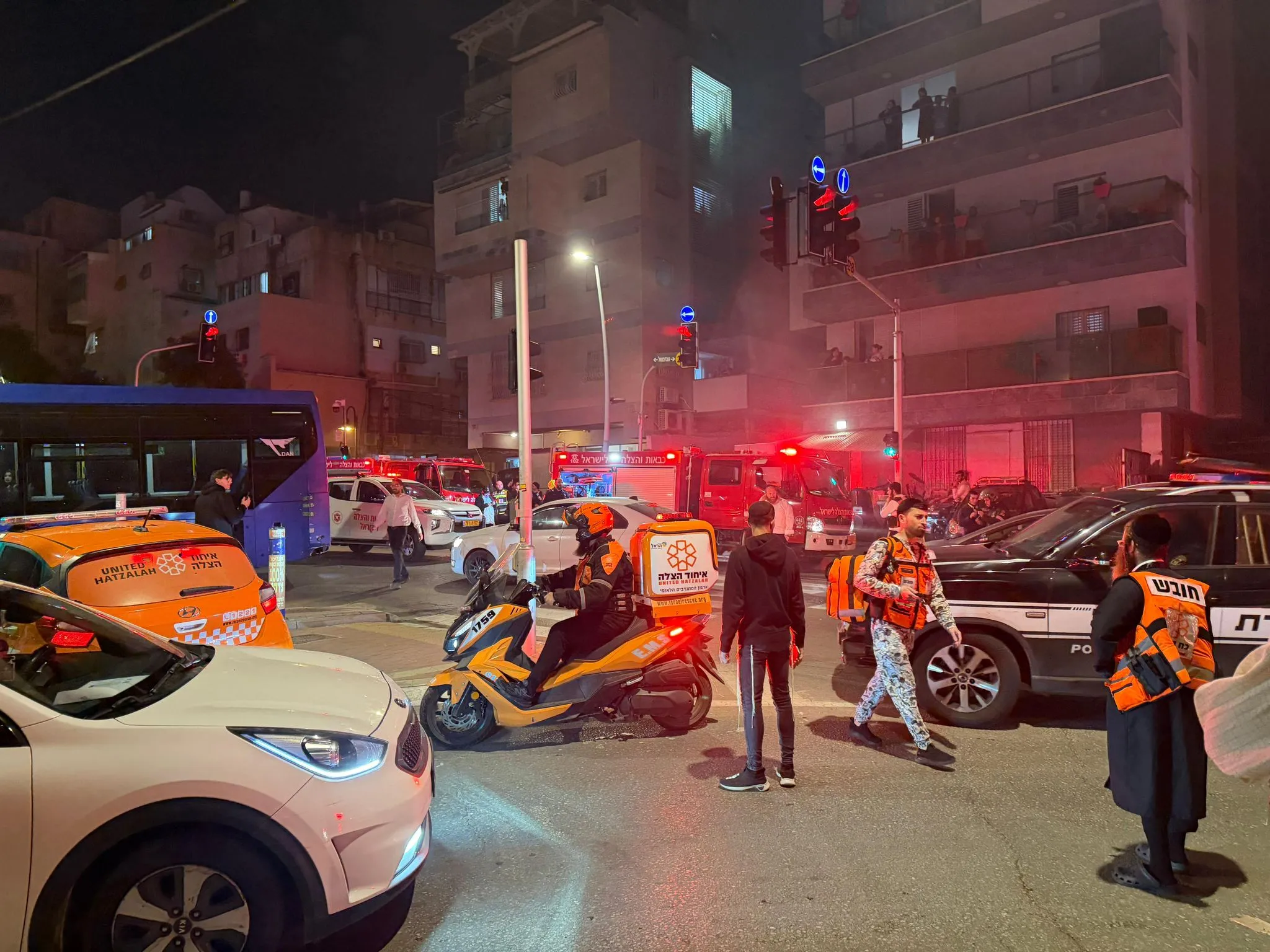 שריפה בבני ברק: בן 74 חולץ במצב בינוני מהלהבות