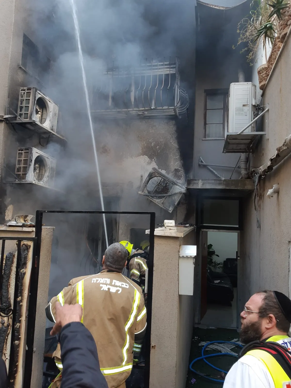 בהלה ברחוב נחשוני: דיירים וילדים חולצו משריפה בבניין