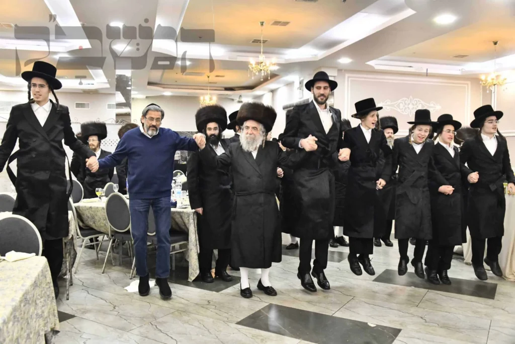 'זֹּאת הַתּוֹרָה לֹא תְהֵא מֻחְלֶפֶת': הכנסת ס"ת בחצה"ק ביאלא ב"ב בשילוב מעמד אדירי התורה