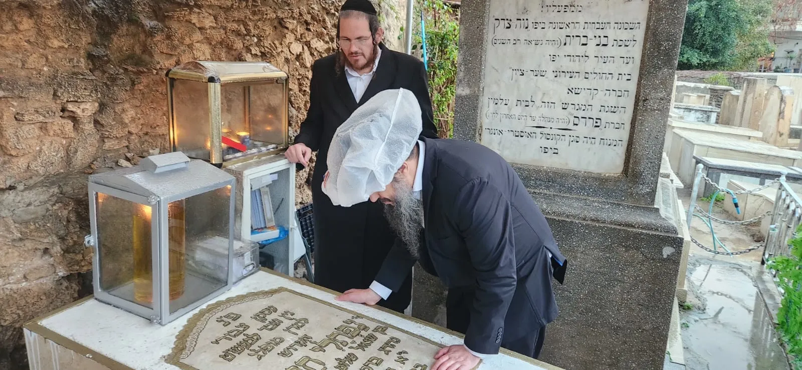 בזכות פעילותו של האברך הבני ברקי: סככה הוקמה על ציונו של הצדיק התל אביבי