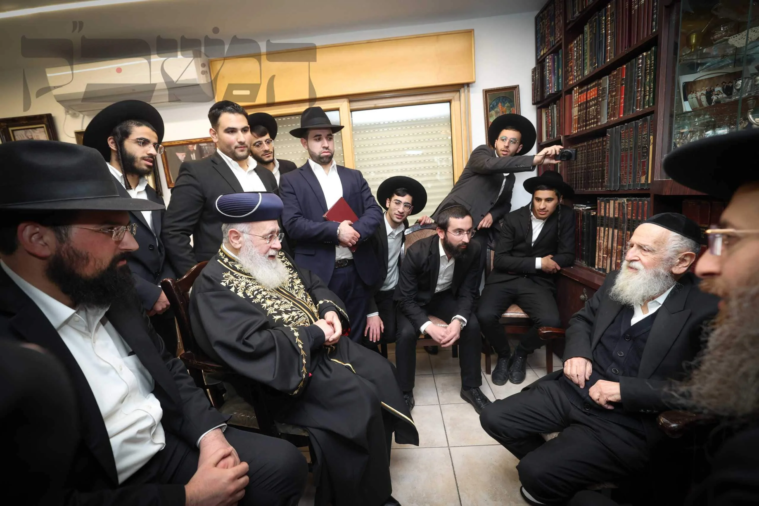 הרשל"צ הגר"י יוסף בניחום אבלים אצל ראש ישיבות באר יהודה הרב אליהו טופיק על פטירת אחיו