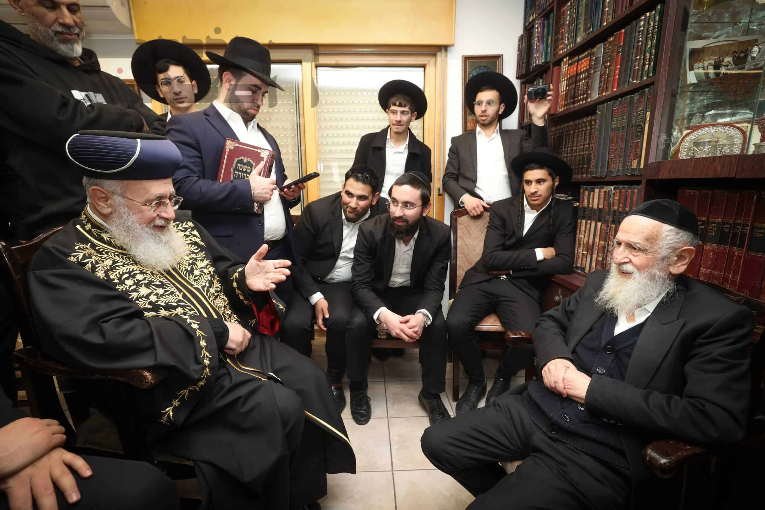 הרשל"צ הגר"י יוסף בניחום אבלים אצל ראש ישיבות באר יהודה הרב אליהו טופיק על פטירת אחיו