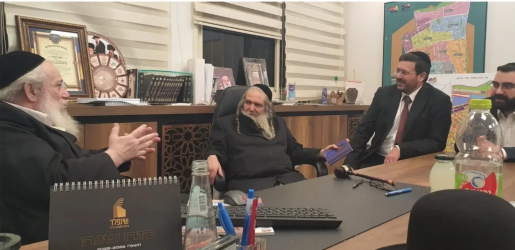הרב בישיבה עם הנהלת העירייה
