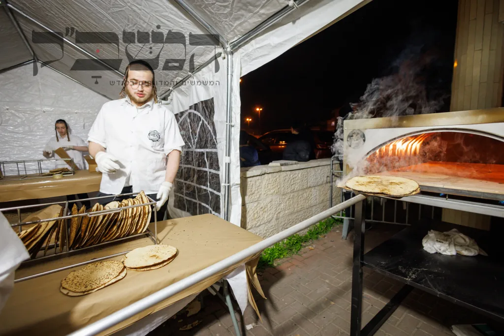 החשודים נכנסים לחנות בר"ג באיומי אקדח
