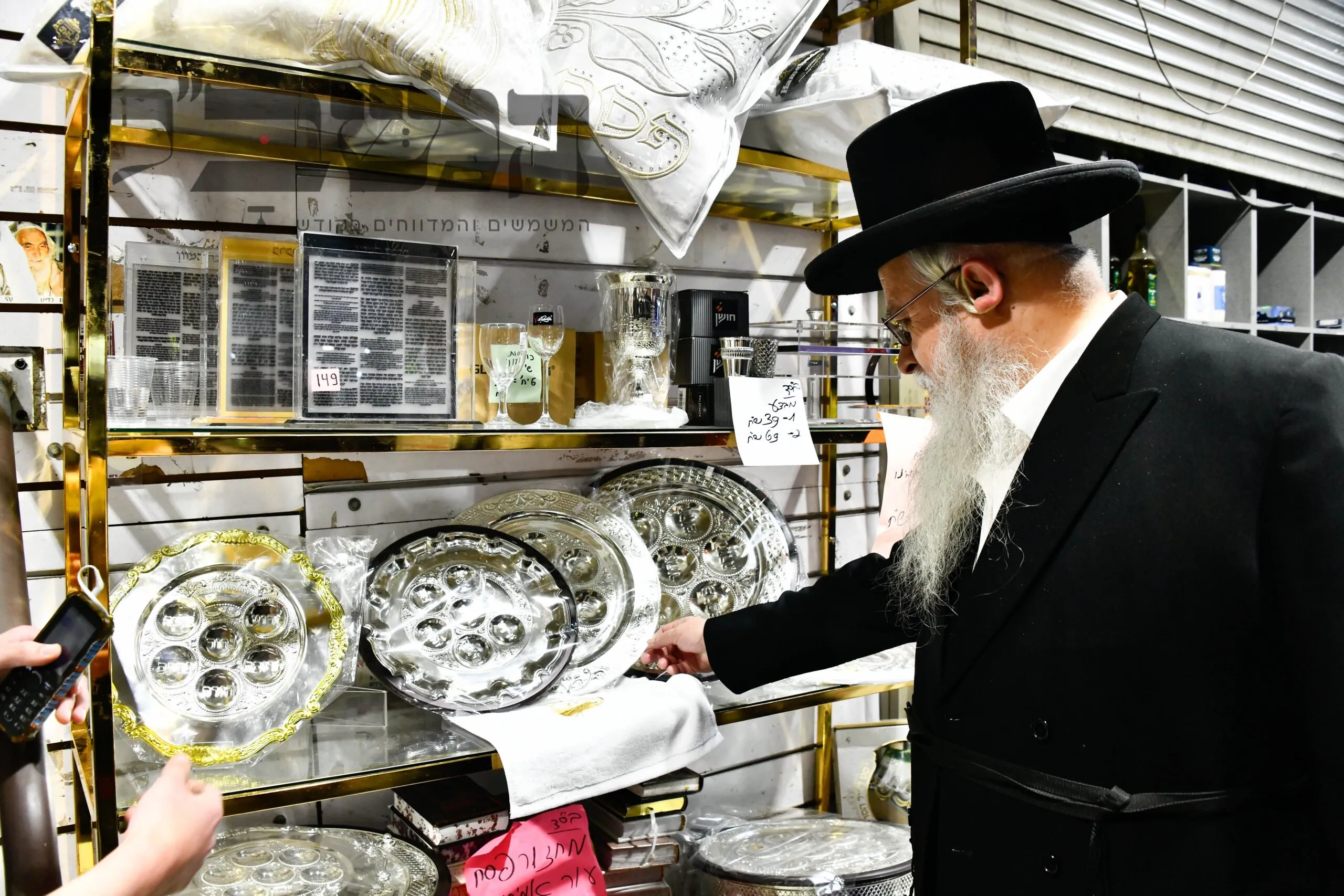תיעוד מההכנות לחג הפסח בעיר התורה והחסידות בני ברק I גלריה, הצלם שוקי לרר מגיש גלריה מרהיבה מההכנות לחג הפסח בעיר בני ברק מהגעלת כלים ועד החנות בעקיטשעס I צפו בגלריה