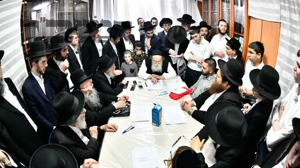 בני ברק I מכירת חמץ בבית דין של הרב קרליץ בראשות הרב שריאל רוזנברג
