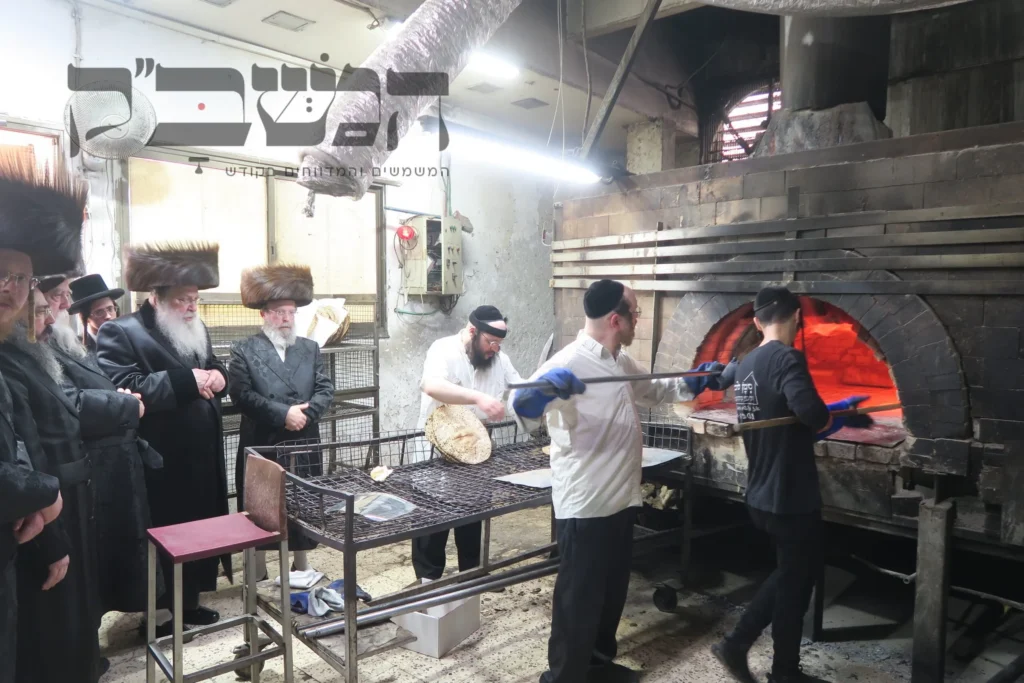 'לְמַצָּה שֶׁל מִצְוָה': האדמו"ר מנדבורנה באפית מצות בערב החג